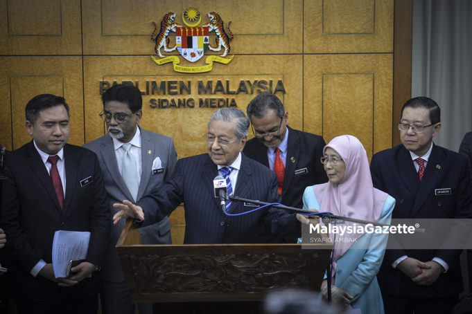 Perdana Menteri, Tun Dr. Mahathir Mohamad diiringi Timbalan Perdana Menteri, Datuk Seri Dr Wan Azizah Wan Ismail (dua kanan) dan Menteri Kewangan, Lim Guan Eng (kanan) bercakap kepada media selepas selesai pembentangan Belanjawan 2019 di Dewan Rakyat, Parlimen, Kuala Lumpur. foto SYAFIQ AMBAK, 02 NOVEMBER 2018