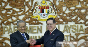 Perdana Menteri, Tun Dr. Mahathir Mohamad (kiri) bersama Menteri Kewangan, Lim Guan Eng menunjukkan buku Anggaran Perbelanjaan Persekutuan 2019 selepas selesai pembentangan Belanjawan 2019 di Dewan Rakyat, Parlimen, Kuala Lumpur. foto FAREEZ FADZIL, 02 NOVEMBER 2018