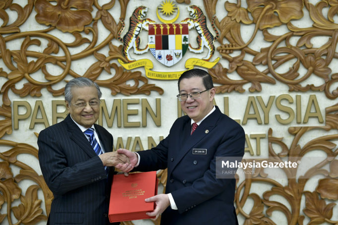 Perdana Menteri, Tun Dr. Mahathir Mohamad (kiri) bersama Menteri Kewangan, Lim Guan Eng menunjukkan buku Anggaran Perbelanjaan Persekutuan 2019 selepas selesai pembentangan Belanjawan 2019 di Dewan Rakyat, Parlimen, Kuala Lumpur. foto FAREEZ FADZIL, 02 NOVEMBER 2018