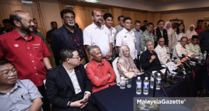 Perdana Menteri yang juga Pengerusi Pakatan Harapan, Tun Dr Mahathir Mohamad diiringi barisan kepimpinan tertinggi Pakatan Harapan bercakap pada sidang media selepas mempengerusikan Majlis Presiden Pakatan Harapan di Yayasan Kepimpinan Perdana (YKP), Putrajaya. foto HAZROL ZAINAL, 03 NOVEMBER 2018.