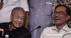 Perdana Menteri yang juga Pengerusi Pakatan Harapan, Tun Dr Mahathir Mohamad diiringi Ketua Umum Pakatan Harapan, Datuk Seri Anwar Ibrahim (kanan) bercakap pada sidang media selepas mempengerusikan Majlis Presiden Pakatan Harapan di Yayasan Kepimpinan Perdana (YKP), Putrajaya. foto HAZROL ZAINAL, 03 NOVEMBER 2018.