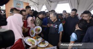 Perdana Menteri, Tun Dr. Mahathir Mohamad melawat pameran yang terdapat pada Majlis Pelancaran Kempen Hidup Aktif (WALK) di Oval Lawn, Setia City Park, Setia Alam, Selangor. foto AFIQ RAZALI, 03 NOVEMBER 2018.
