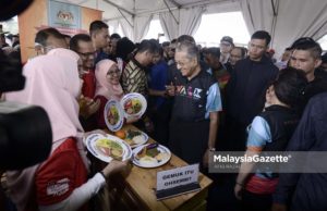 Tun M tolak dakwaan Belanjawan 2019 ciplak kerajaan dahulu Perdana Menteri, Tun Dr. Mahathir Mohamad melawat pameran yang terdapat pada Majlis Pelancaran Kempen Hidup Aktif (WALK) di Oval Lawn, Setia City Park, Setia Alam, Selangor. foto AFIQ RAZALI, 03 NOVEMBER 2018.