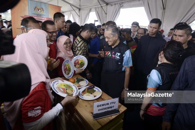 Perdana Menteri, Tun Dr. Mahathir Mohamad melawat pameran yang terdapat pada Majlis Pelancaran Kempen Hidup Aktif (WALK) di Oval Lawn, Setia City Park, Setia Alam, Selangor. foto AFIQ RAZALI, 03 NOVEMBER 2018.