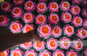 Seorang penganut Hindu membuat pilihan perhiasan lilin sempena menyambut Deepavali pada hari esok ketika tinjauan lensa Malaysia Gazette di Little India Brickfields, Kuala Lumpur. foto SYAFIQ AMBAK, 05 NOVEMBER 2018