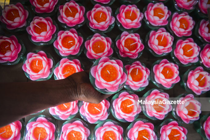 Seorang penganut Hindu membuat pilihan perhiasan lilin sempena menyambut Deepavali pada hari esok ketika tinjauan lensa Malaysia Gazette di Little India Brickfields, Kuala Lumpur. foto SYAFIQ AMBAK, 05 NOVEMBER 2018