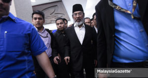 Bekas Ketua Menteri Sabah, Tan Sri Musa Aman sambil diiringi pegawai polis dan Suruhanjaya Pencegahan Rasuah Malaysia (SPRM) hadir untuk menghadapi beberapa pertuduhan berhubung kes rasuah di Kompleks Mahkamah Kuala Lumpur. foto AFFAN FAUZI, 03 NOVEMBER 2018