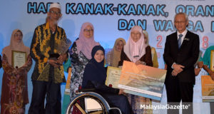 Timbalan Perdana Menteri, Datuk Seri Wan Azizah Wan Ismail menyerahkan Anugerah Khas OKU (Kategori Usahawan) kepada Haziqah Nurul Huda Harun pada Majlis Perasmian Penutup Persidangan Melestari Kesejahteraan Kanak-kanak, Orang Kurang Upaya (OKU) dan Warga Emas sempena Hari Kanak-kanak, OKU dan Warga Emas di Pusat Konvensyen Antarabangsa Putrajaya (PICC), Putrajaya. foto IQBAL BASRI, 05 NOVEMBER 2018