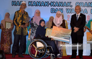 Timbalan Perdana Menteri, Datuk Seri Wan Azizah Wan Ismail menyerahkan Anugerah Khas OKU (Kategori Usahawan) kepada Haziqah Nurul Huda Harun pada Majlis Perasmian Penutup Persidangan Melestari Kesejahteraan Kanak-kanak, Orang Kurang Upaya (OKU) dan Warga Emas sempena Hari Kanak-kanak, OKU dan Warga Emas di Pusat Konvensyen Antarabangsa Putrajaya (PICC), Putrajaya. foto IQBAL BASRI, 05 NOVEMBER 2018
