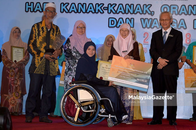 Timbalan Perdana Menteri, Datuk Seri Wan Azizah Wan Ismail menyerahkan Anugerah Khas OKU (Kategori Usahawan) kepada Haziqah Nurul Huda Harun pada Majlis Perasmian Penutup Persidangan Melestari Kesejahteraan Kanak-kanak, Orang Kurang Upaya (OKU) dan Warga Emas sempena Hari Kanak-kanak, OKU dan Warga Emas di Pusat Konvensyen Antarabangsa Putrajaya (PICC), Putrajaya. foto IQBAL BASRI, 05 NOVEMBER 2018