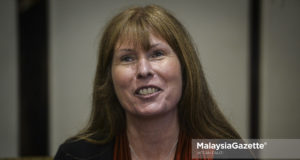Polis hari ini merakam keterangan daripada wartawan penyiasatan Clare Rewcastle-Brown berhubung satu saman yang difail Sultanah Terengganu, Sultanan Nur Zahirah. foto AFFAN FAUZI, 08 SEPTEMBER 2018