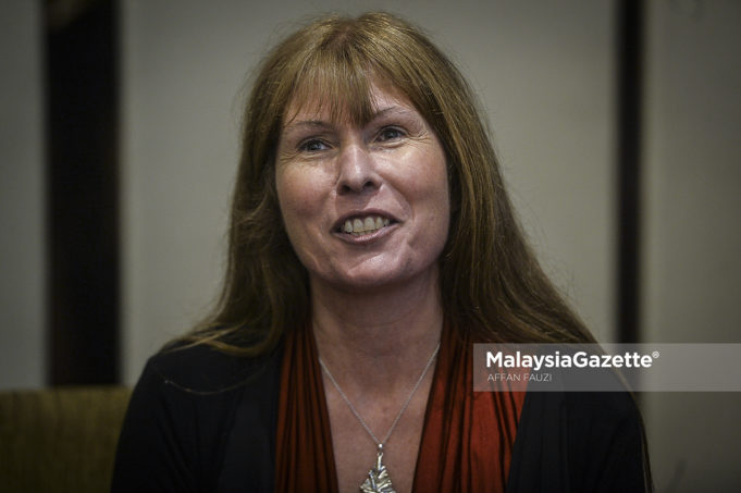 Polis hari ini merakam keterangan daripada wartawan penyiasatan Clare Rewcastle-Brown berhubung satu saman yang difail Sultanah Terengganu, Sultanan Nur Zahirah. foto AFFAN FAUZI, 08 SEPTEMBER 2018