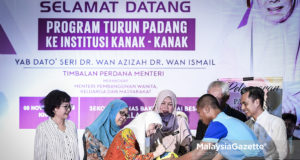 Timbalan Perdana Menteri, Datuk Seri Wan Azizah Wan Ismail menurunkan tandatangan sebagai gimik pelancaran Pasukan Bola Sepak Sekolah Tunas Bakti pada Program Turun Padang Ke Institusi Kanak-Kanak di Sekolah Tunas Bakti, Sungai Besi, Kuala Lumpur. foto HAZROL ZAINAL, 08 NOVEMBER 2018