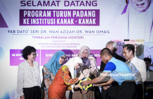Kanak-kanak terlibat jenayah ringan tidak akan ditahan bermula 2019 Timbalan Perdana Menteri, Datuk Seri Wan Azizah Wan Ismail menurunkan tandatangan sebagai gimik pelancaran Pasukan Bola Sepak Sekolah Tunas Bakti pada Program Turun Padang Ke Institusi Kanak-Kanak di Sekolah Tunas Bakti, Sungai Besi, Kuala Lumpur. foto HAZROL ZAINAL, 08 NOVEMBER 2018