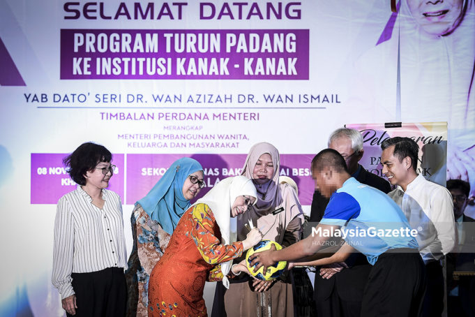 Timbalan Perdana Menteri, Datuk Seri Wan Azizah Wan Ismail menurunkan tandatangan sebagai gimik pelancaran Pasukan Bola Sepak Sekolah Tunas Bakti pada Program Turun Padang Ke Institusi Kanak-Kanak di Sekolah Tunas Bakti, Sungai Besi, Kuala Lumpur. foto HAZROL ZAINAL, 08 NOVEMBER 2018