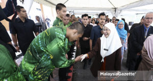 imbalan Perdana Menteri, Datuk Seri Wan Azizah Wan Ismail bersalaman dengan sebahagian pelajar yang hadir pada Program Turun Padang Ke Institusi Kanak-Kanak di Sekolah Tunas Bakti, Sungai Besi, Kuala Lumpur. foto HAZROL ZAINAL, 08 NOVEMBER 2018