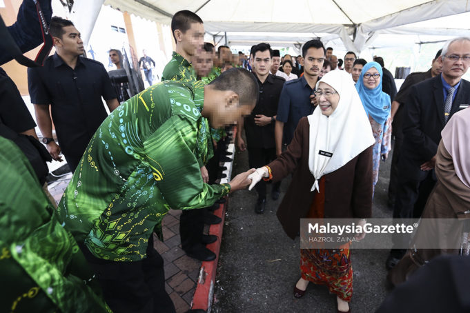imbalan Perdana Menteri, Datuk Seri Wan Azizah Wan Ismail bersalaman dengan sebahagian pelajar yang hadir pada Program Turun Padang Ke Institusi Kanak-Kanak di Sekolah Tunas Bakti, Sungai Besi, Kuala Lumpur. foto HAZROL ZAINAL, 08 NOVEMBER 2018