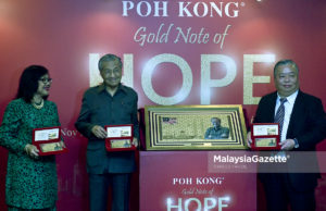 Ada peruntukan ICERD tak sesuai dengan perlembagaan – PM Perdana Menteri, Tun Dr. Mahathir Mohamad bersama bekas Menteri Perdagangan Antarabangsa dan Industri, Tan Sri Rafidah Aziz (kiri) dan Pengerusi Eksekutif Poh Kong, Datuk Choon Yee Seiong (kanan) menunjukkan Not Emas Harapan pada Majlis Pelancaran Not Emas Harapan hasil inisiatif Poh Kong di Yayasan Kepimpinan Perdana, Putrajaya. foto FAREEZ FADZIL, 08 NOVEMBER 2018.