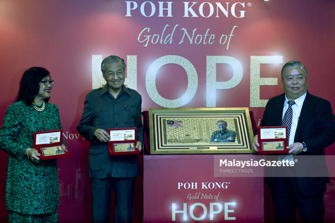Perdana Menteri, Tun Dr. Mahathir Mohamad bersama bekas Menteri Perdagangan Antarabangsa dan Industri, Tan Sri Rafidah Aziz (kiri) dan Pengerusi Eksekutif Poh Kong, Datuk Choon Yee Seiong (kanan) menunjukkan Not Emas Harapan pada Majlis Pelancaran Not Emas Harapan hasil inisiatif Poh Kong di Yayasan Kepimpinan Perdana, Putrajaya. foto FAREEZ FADZIL, 08 NOVEMBER 2018.