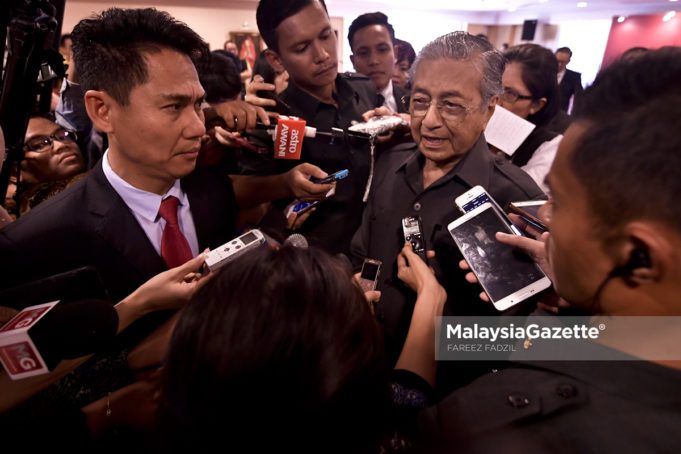 Perdana Menteri, Tun Dr. Mahathir Mohamad bercakap kepada media pada Majlis Pelancaran Not Emas Harapan hasil inisiatif Poh Kong di Yayasan Kepimpinan Perdana, Putrajaya. foto FAREEZ FADZIL, 08 NOVEMBER 2018.