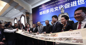 Perdana Menteri, Tun Dr. Mahathir Mohamad sambil diiringi Pengerusi Forum Ekonomi China Sedunia (WCEF), Tan Sri Dr. Michael Yeoh (empat kanan) dan deligrasi forum yang lain bergambar kenangan sambil memegang kaligrafi seni China pada Forum Ekonomi China Sedunia (WCEF) di Palace Of The Golden Horses, Kuala Lumpur. foto AFFAN FAUZI, 09 NOVEMBER 2018.