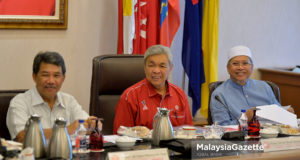 Presiden UMNO, Datuk Seri Ahmad Zahid Hamidi (tengah) ketika hadir bagi mempengerusikan Mesyuarat Majlis Tertinggi UMNO bersama Timbalan Presiden UMNO, Datuk Seri Mohamad Hasan (kiri) dan Setiausaha Agung UMNO, Tan Sri Annuar Musa (kanan) di Menara Dato' Onn, Pusat Dagangan Dunia Putra (PWTC), Kuala Lumpur. foto IQBAL BASRI, 09 NOVEMBER 2018.