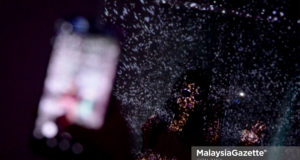 Pengunjung tidak melepaskan peluang bergambar pada Festival Urbanscapes Seni Kreatif Terkini Malaysia ketika tinjauan lensa Malaysia Gazette di Medan Pasar, Kuala Lumpur. foto IQBAL BASRI, 11 NOVEMBER 2018