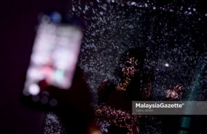 Pengunjung tidak melepaskan peluang bergambar pada Festival Urbanscapes Seni Kreatif Terkini Malaysia ketika tinjauan lensa Malaysia Gazette di Medan Pasar, Kuala Lumpur. foto IQBAL BASRI, 11 NOVEMBER 2018