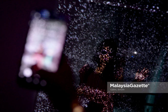 Pengunjung tidak melepaskan peluang bergambar pada Festival Urbanscapes Seni Kreatif Terkini Malaysia ketika tinjauan lensa Malaysia Gazette di Medan Pasar, Kuala Lumpur. foto IQBAL BASRI, 11 NOVEMBER 2018