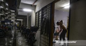 Penduduk kelihatan membersihkan kediamannya yang dimasuki air semasa banjir kilat yang berlaku di Pangsapuri Inai, Pandan Indah, Selangor. foto AFIQ RAZALI, 11 NOVEMBER 2018.