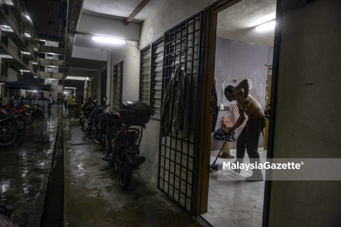 Penduduk kelihatan membersihkan kediamannya yang dimasuki air semasa banjir kilat yang berlaku di Pangsapuri Inai, Pandan Indah, Selangor. foto AFIQ RAZALI, 11 NOVEMBER 2018.