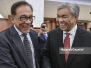 UMNO akan teliti hasil pertemuan Anwar dengan YDPA – Zahid Ahli Parlimen Port Dickson, Datuk Seri Dr. Anwar Ibrahim (kiri) berbual mesra bersama Ahli Parlimen Bagan Datuk, Datuk Seri Ahmad Zahid Hamidi pada Sidang Dewan Rakyat di Bangunan Parlimen Malaysia, Kuala Lumpur. foto AFIQ RAZALI, 12 NOVEMBER 2018.