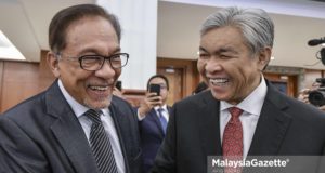 Ahli Parlimen Port Dickson, Datuk Seri Dr. Anwar Ibrahim (kiri) berbual mesra bersama Ahli Parlimen Bagan Datuk, Datuk Seri Ahmad Zahid Hamidi pada Sidang Dewan Rakyat di Bangunan Parlimen Malaysia, Kuala Lumpur. foto AFIQ RAZALI, 12 NOVEMBER 2018.