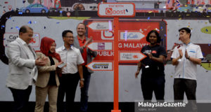 Ketua Pegawai Eksekutif Boost, Christopher Tiffin (kanan) bergambar kenangan bersama wakil rakan kongsi pada Majlis Perkenalan Kerjasama Boost dan Industri Pengangkutan di Hotel Le Meridien, Kuala Lumpur. foto IQBAL BASRI, 12 NOVEMBER 2018.
