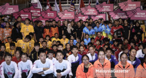 Timbalan Perdana Menteri, Datuk Seri Dr Wan Azizah Wan Ismail (berdiri, tengah) bergambar kenangan dengan sebahagian pemain dan pengurus Program Tanggungjawab Sosial Korporat (CSR) Astro Junior Championships U15 di Stadium Juara Bukit Kiara, Kuala Lumpur. foto HAZROL ZAINAL, 12 NOVEMBER 2018.