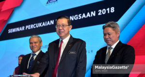 Guan Eng merasmikan Seminar Percukaian Kebangsaan 2018 sambil diiringi Ketua Pegawai Eksekutif Lembaga Hasil Dalam Negeri Malaysia (LHDNM), Datuk Seri Sabin Samitah (kanan) dan Ketua Setiausaha Perbendaharaan, Datuk Ahmad Badri Mohd Zahir (kiri) pada Seminar Percukaian Kebangsaan 2018 di Hotel Berjaya Times Square, Kuala Lumpur. foto IQBAL BASRI, 13 NOVEMBER 2018