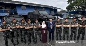 Timbalan Perdana Menteri, Datuk Seri Wan Azizah Wan Ismail (tengah) bergambar kenangan bersama Pegawai Unit Tindak Khas (UTK) ketika membuat lawatan kerja di Ibu Pejabat Polis Bukit Aman, Kuala Lumpur. foto FAREEZ FADZIL, 13 NOVEMBER 2018.