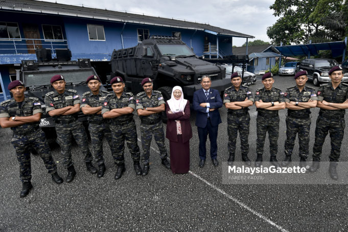 Timbalan Perdana Menteri, Datuk Seri Wan Azizah Wan Ismail (tengah) bergambar kenangan bersama Pegawai Unit Tindak Khas (UTK) ketika membuat lawatan kerja di Ibu Pejabat Polis Bukit Aman, Kuala Lumpur. foto FAREEZ FADZIL, 13 NOVEMBER 2018.