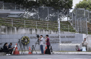 Sebahagian para media menunggu ketibaan isteri Bekas Perdana Menteri, Datuk Seri Najib Razak, Datin Seri Rosmah Mansor dan Datuk Seri Tengku Adnan Tengku Mansor bagi memberi keterangan berhubung dakwaaan penyelewengan kerajaan dahulu di perkarangan Sururanjaya Pencegahan Rasuah Malaysia, Putrajaya. foto HAZROL ZAINAL, 14 NOVEMBER 2018.
