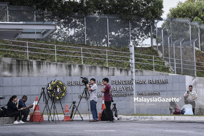 Sebahagian para media menunggu ketibaan isteri Bekas Perdana Menteri, Datuk Seri Najib Razak, Datin Seri Rosmah Mansor dan Datuk Seri Tengku Adnan Tengku Mansor bagi memberi keterangan berhubung dakwaaan penyelewengan kerajaan dahulu di perkarangan Sururanjaya Pencegahan Rasuah Malaysia, Putrajaya. foto HAZROL ZAINAL, 14 NOVEMBER 2018.