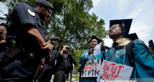 Presiden Gabungan Mahasiswa Islam Malaysia (GAMIS), Muhammad Faizzuddin Mohd Zai (tengah) bersama sebahagian aktivis mahasiswa berjalan kaki dari Universiti Malaya (UM) ke Parlimen sebagai tanda protes keatas dasar potongan gaji secara automatik buat pemimjam PTPTN yang bergaji RM1000 ke atas di Parlimen, Kuala Lumpur. foto IQBAL BASRI, 14 NOVEMBER 2018