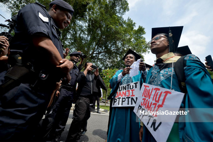 Presiden Gabungan Mahasiswa Islam Malaysia (GAMIS), Muhammad Faizzuddin Mohd Zai (tengah) bersama sebahagian aktivis mahasiswa berjalan kaki dari Universiti Malaya (UM) ke Parlimen sebagai tanda protes keatas dasar potongan gaji secara automatik buat pemimjam PTPTN yang bergaji RM1000 ke atas di Parlimen, Kuala Lumpur. foto IQBAL BASRI, 14 NOVEMBER 2018
