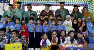 Menteri Pembangunan Luar Bandar, Datuk Seri Rina Mohd Harun (tengah) diiringi Pengerusi Yayasan Pendidikan Cheras merangkap Penaung Tabika KEMAS Parlimen Cheras, Datuk Seri Syed Ali Al-Habshee (tiga kanan) bergambar kenangan dengan sebahagian murid Tabika KEMAS pada Majlis Penyampaian Sijil Tabika KEMAS Cheras 2018 di Kolej Antarabangsa Yayasan Pendidikan Cheras (YPC), Cheras. foto FAREEZ FADZIL, 14 NOVEMBER 2018