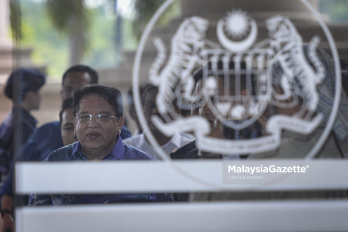 Permohonan bekas Menteri Wilayah Persekutuan Datuk Seri Tengku Adnan Tengku Mansor untuk mengetepikan syarat penyerahan pasport antarabangsa kepada mahkamah dengan menaikkan jumlah jaminannya, ditolak Mahkamah Tinggi, di sini, hari ini.