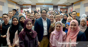 Ahli Parlimen Rembau, Khairy Jamaluddin Abu Bakar bersama pelajar pada Program Bicara Santai 'Pemerkasaan Belia' di Fakulti Undang-undang Universiti Kebangsaan Malaysia, Bangi, Selangor. foto IQBAL BASRI, 16 NOVEMBER 2018