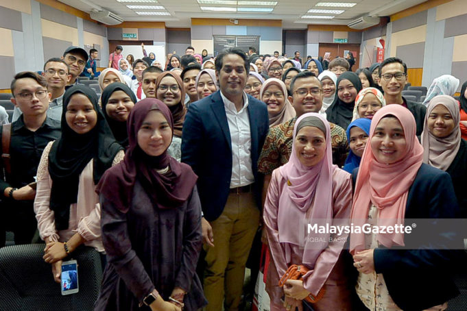 Ahli Parlimen Rembau, Khairy Jamaluddin Abu Bakar bersama pelajar pada Program Bicara Santai 'Pemerkasaan Belia' di Fakulti Undang-undang Universiti Kebangsaan Malaysia, Bangi, Selangor. foto IQBAL BASRI, 16 NOVEMBER 2018