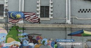 Belanjawan 2019 menunjukkan paras hutang Malaysia yang tinggi dijangka berterusan bagi tempoh yang lebih lama daripada dijangkakan memandangkan defisit diunjur kekal di atas paras tiga peratus daripada Keluaran Dalam Negara Kasar (KDNK) sehingga 2020, kata Moody's Investors Service.