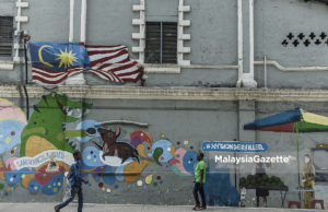 Belanjawan 2019 menunjukkan paras hutang Malaysia yang tinggi dijangka berterusan bagi tempoh yang lebih lama daripada dijangkakan memandangkan defisit diunjur kekal di atas paras tiga peratus daripada Keluaran Dalam Negara Kasar (KDNK) sehingga 2020, kata Moody's Investors Service.
