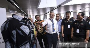 Menteri Wilayah Persekutuan, Khalid Abdul Samad (tengah) melihat baju batik buatan Malaysia sambil diiringi Presiden GMB Malaysia, Agil Faisal Ahmad Fadzil (dua kanan) pada Majlis Pelancaran Kempen “Beli Barangan Malaysia” di Perhentian LRT Pasar Seni, Kuala Lumpur. foto NOOR ASREKUZAIREY SALIM, 21 NOVEMBER 2018