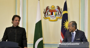 Perdana Menteri, Tun Dr. Mahathir Mohamad bercakap pada sidang media bersama Perdana Menteri Pakistan, Imran Khan (kiri) di bangunan Perdana Putra, Putrajaya. foto FAREEZ FADZIL, 21 NOVEMBER 2018